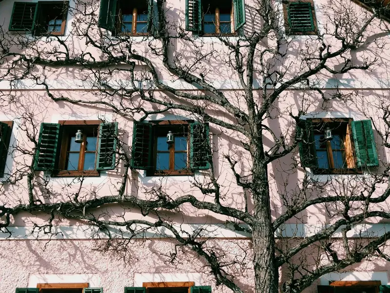 Traditionelles Mehrfamilienhaus mit Fensterläden